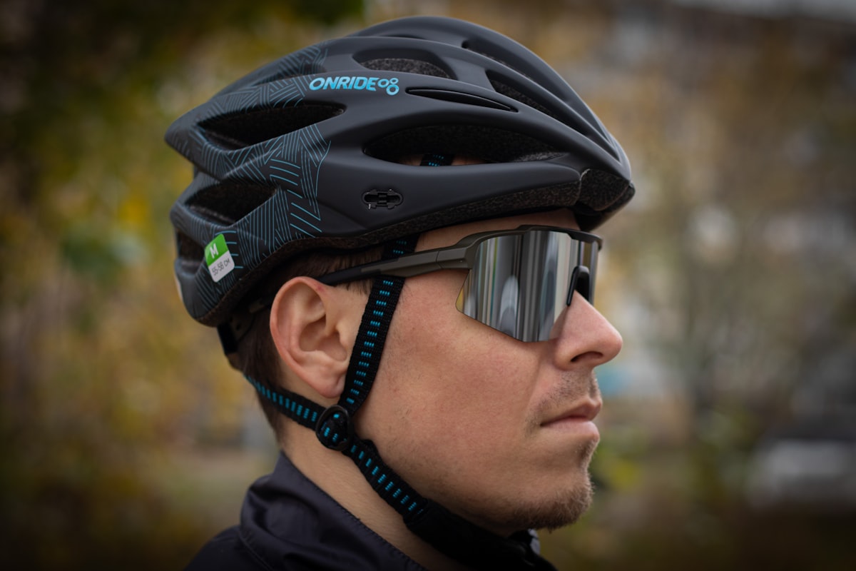 Athlet trägt Sportbrille beim Radfahren